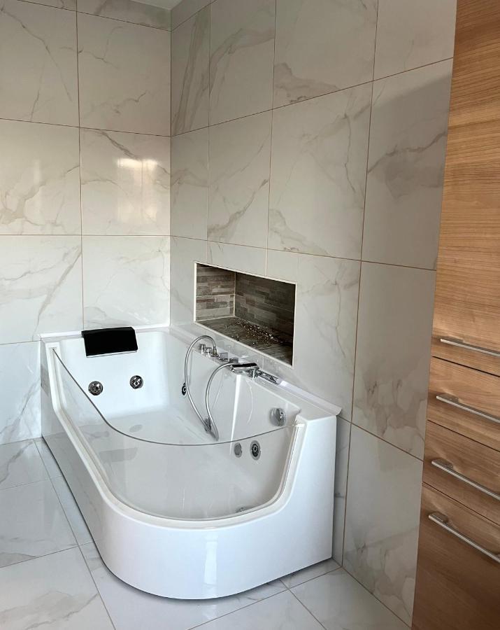 Luxe Apartments Лютомер Екстериор снимка