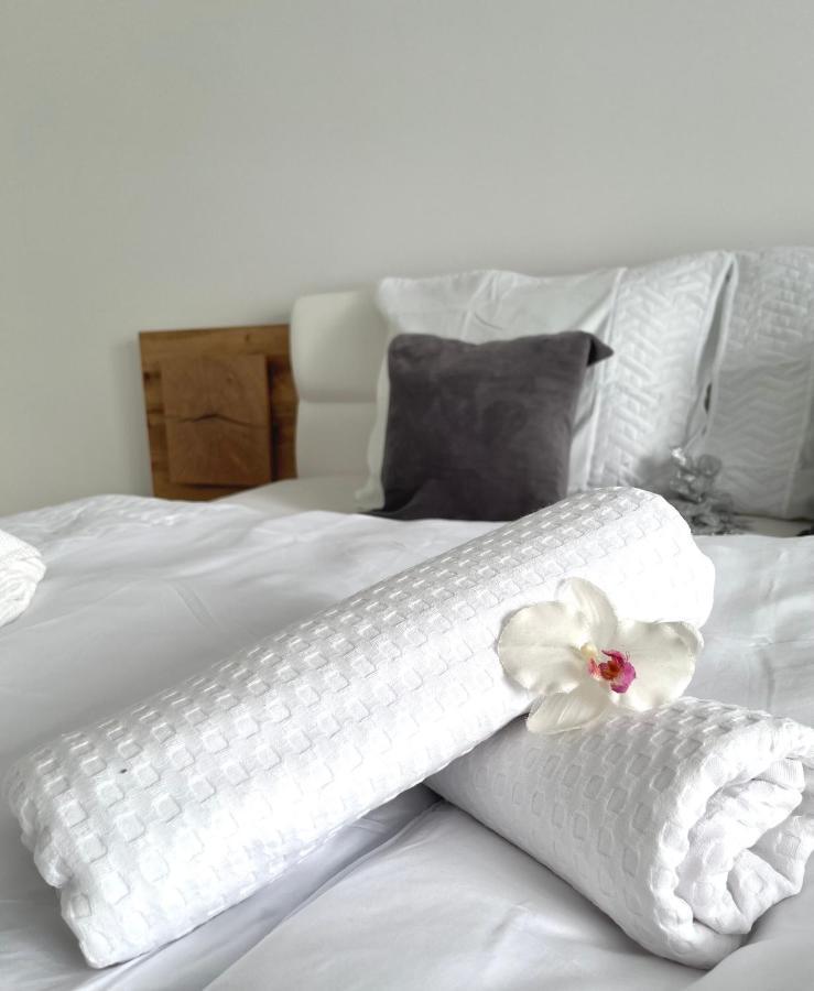 Luxe Apartments Лютомер Екстериор снимка