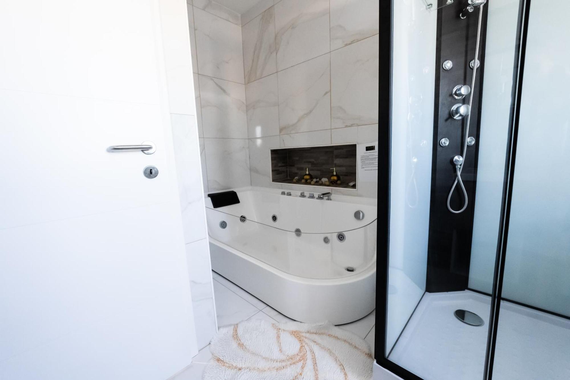 Luxe Apartments Лютомер Екстериор снимка